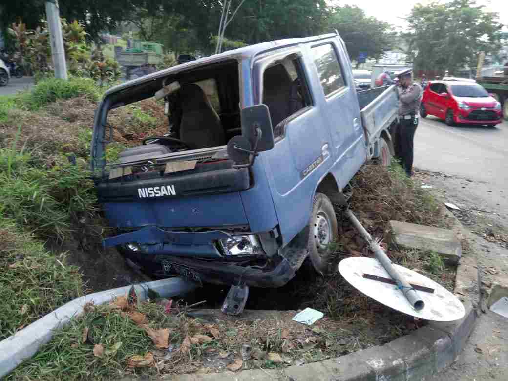 Diduga Rem Blong, Truk Tabrak Tiang Penerangan Jalan