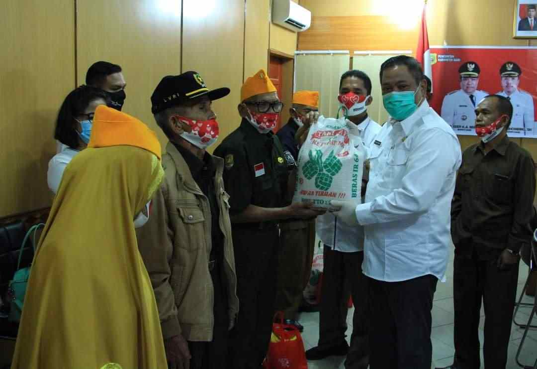 Bupati Dairi  Berikan Tali Asih Kepada LVRI Kabupaten Dairi