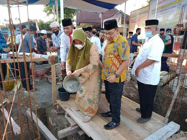 Lisa Andriani Hadiri Peletakan Batu Pertama Pembangunan Masjid Darussa\