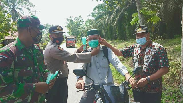 Cegah Penyebaran Covid-19, Polsek Bandar Pasir Mandoge Bagikan 3500 Masker kepada Masyarakat