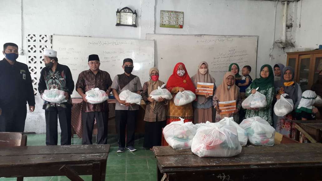 Muharram Berbagi Berkah BMH Bahagiakan Guru Madrasah