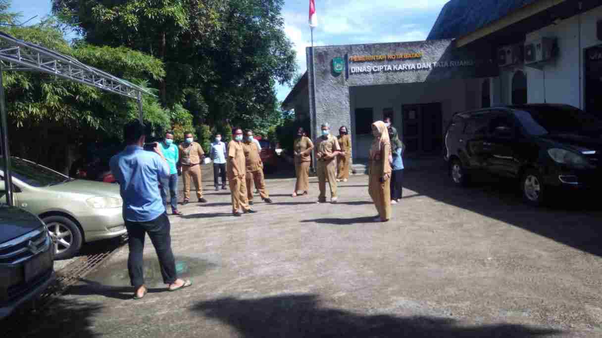 Jaga Kesehatan dan Cegah Covid-19,  Sejumlah Pegawai Pemko Batam Berjemur Diterik Matahari