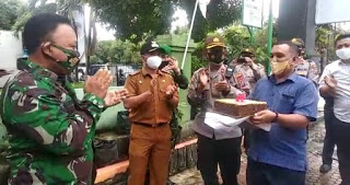 HUT TNI KE - 75, Kapolsek Medan Timur Kompol M Arifin SH MH Berikan Kue Tar Untuk Danramil 02/MT