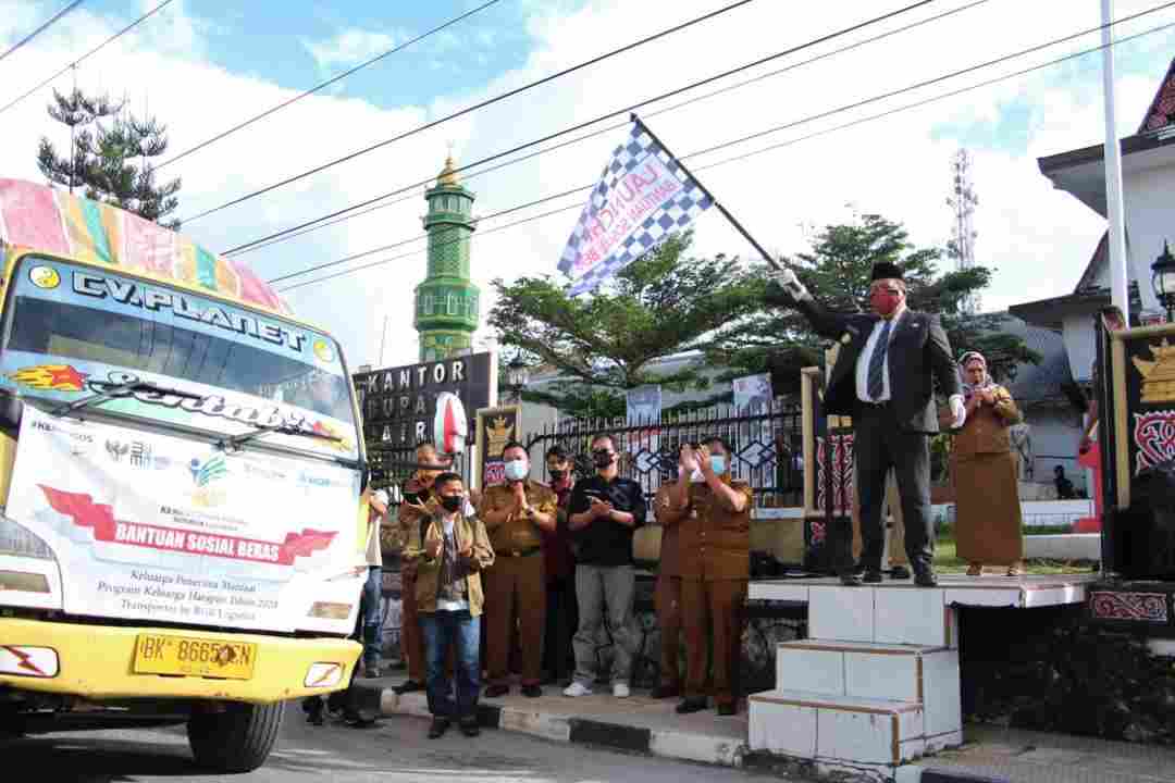 Bupati Dairi Berangkatkan Bantuan Sosial Beras dari Kemensos Untuk Warga Kurang Mampu