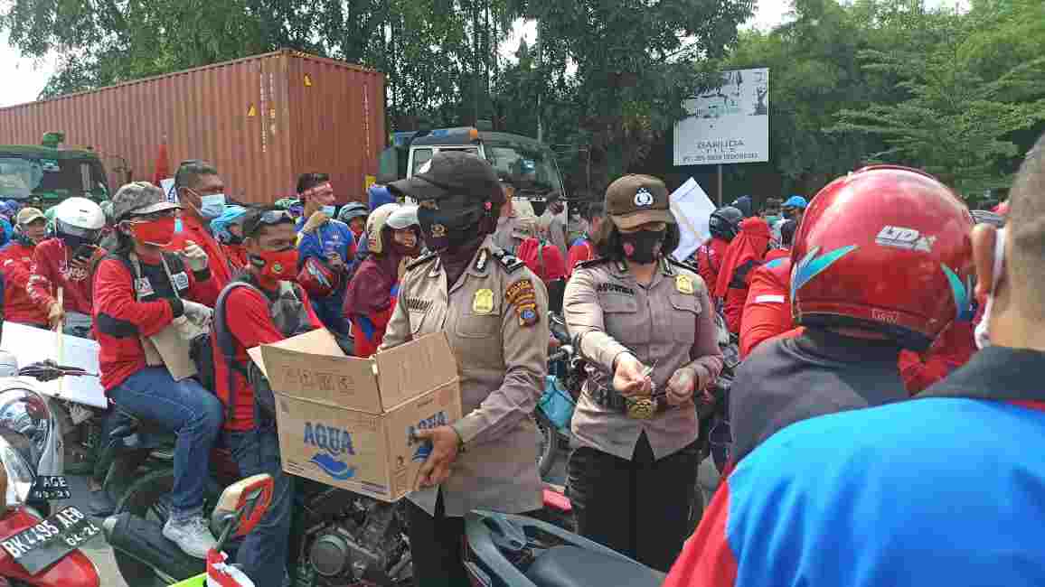 Polisi Bagikan Air Mineral dan Masker Kepada Ribuan Buruh