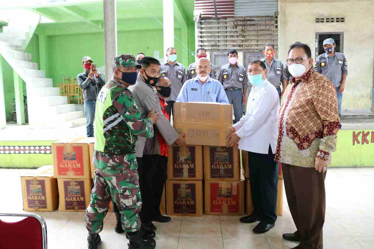 Bupati Karo Dampingi Ketua DPRD SU Serahkan Bantuan Masker