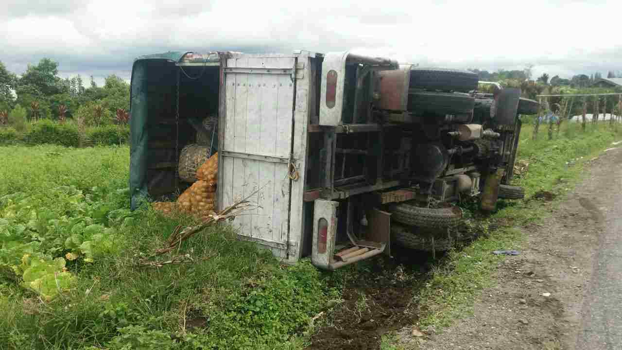 Hindari Tabrakan, Truk Sayur Ini Rela Terguling di Jalan Merek - Kabanjahe