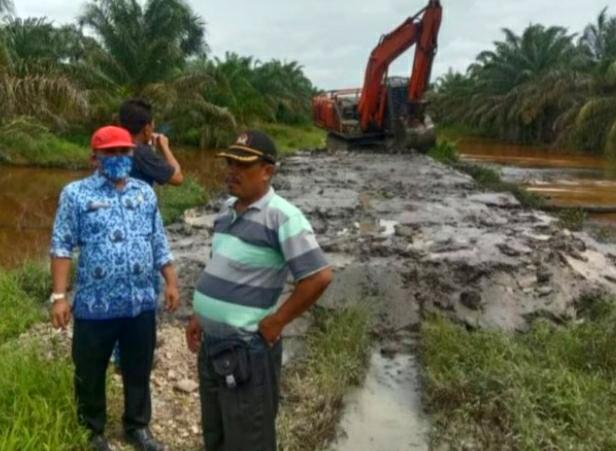 Camat Pulau Rakyat Tinjau Langsung Pembangunan Jalan di Desa Padang Mahondang