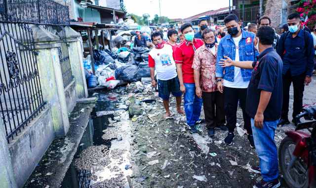 Jalan Kaki Susuri Lingkungan Pemulung, Bobby Nasution Sapa Warga Ingatkan ke TPS Tanggal 9 Desember 