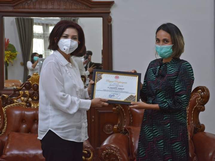 Ketua Dekranasda Dairi Serahkan Piagam Penghargaan Lomba Masker
