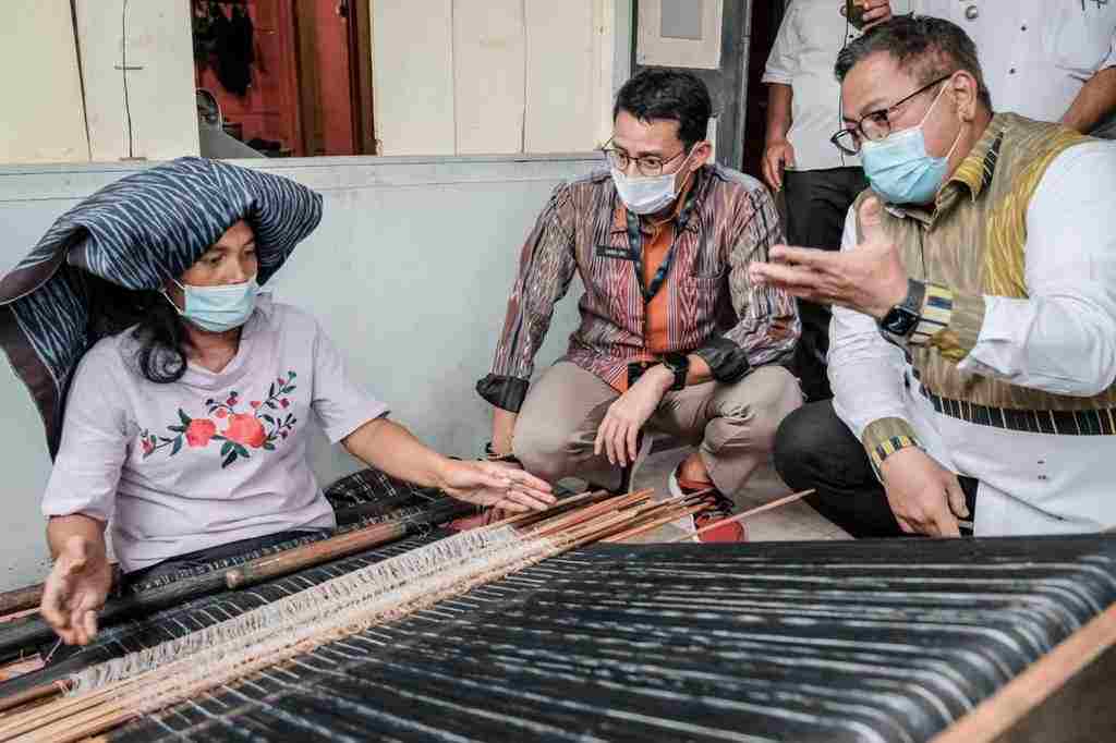 Resmikan Kampung Ulos Silahisabungan, Sandiaga Uno Dorong Pengrajin Kampung Ulos  Berinovasi 
