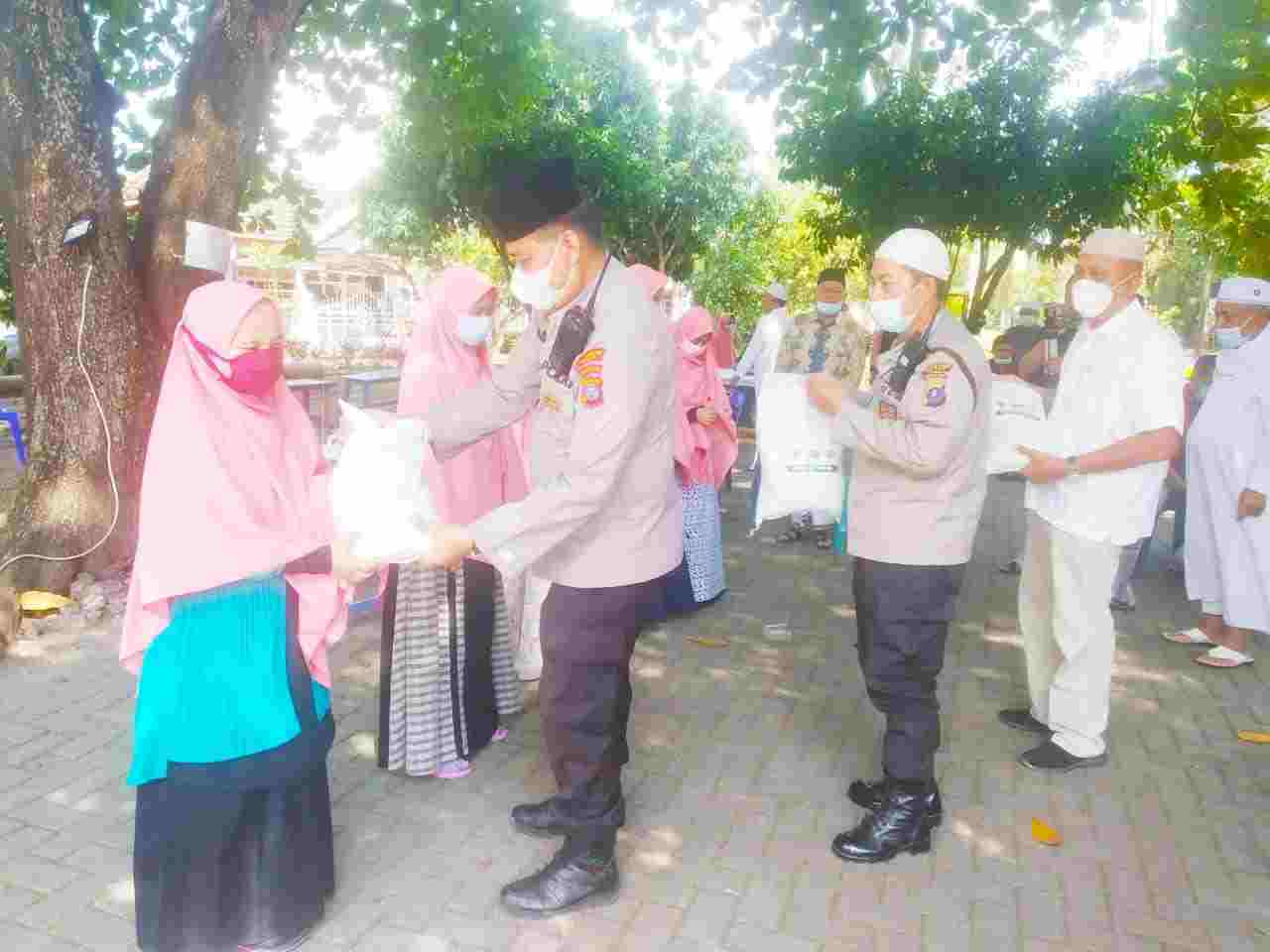 Kapolsek Medan Area Kegiatan Kampung Tangguh, Berikan Tali Asih kepada Warga Menteng