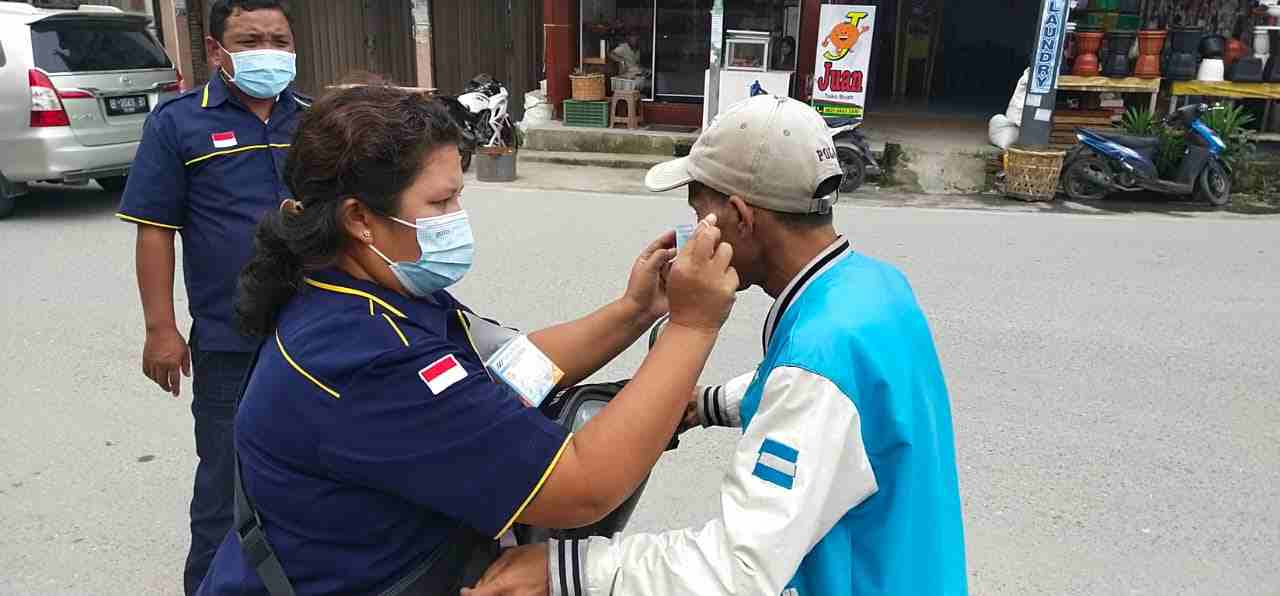 Jaringan Laskar Nusabangsa Taput bersama Dinas Kesehatan Bagi-bagi Masker di Tarutung