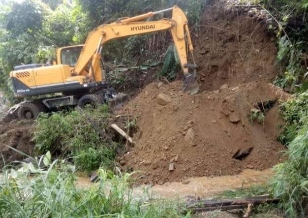 Dinas PUTR Turunkan Escavator Tangani Longsor di Tanah Pinem