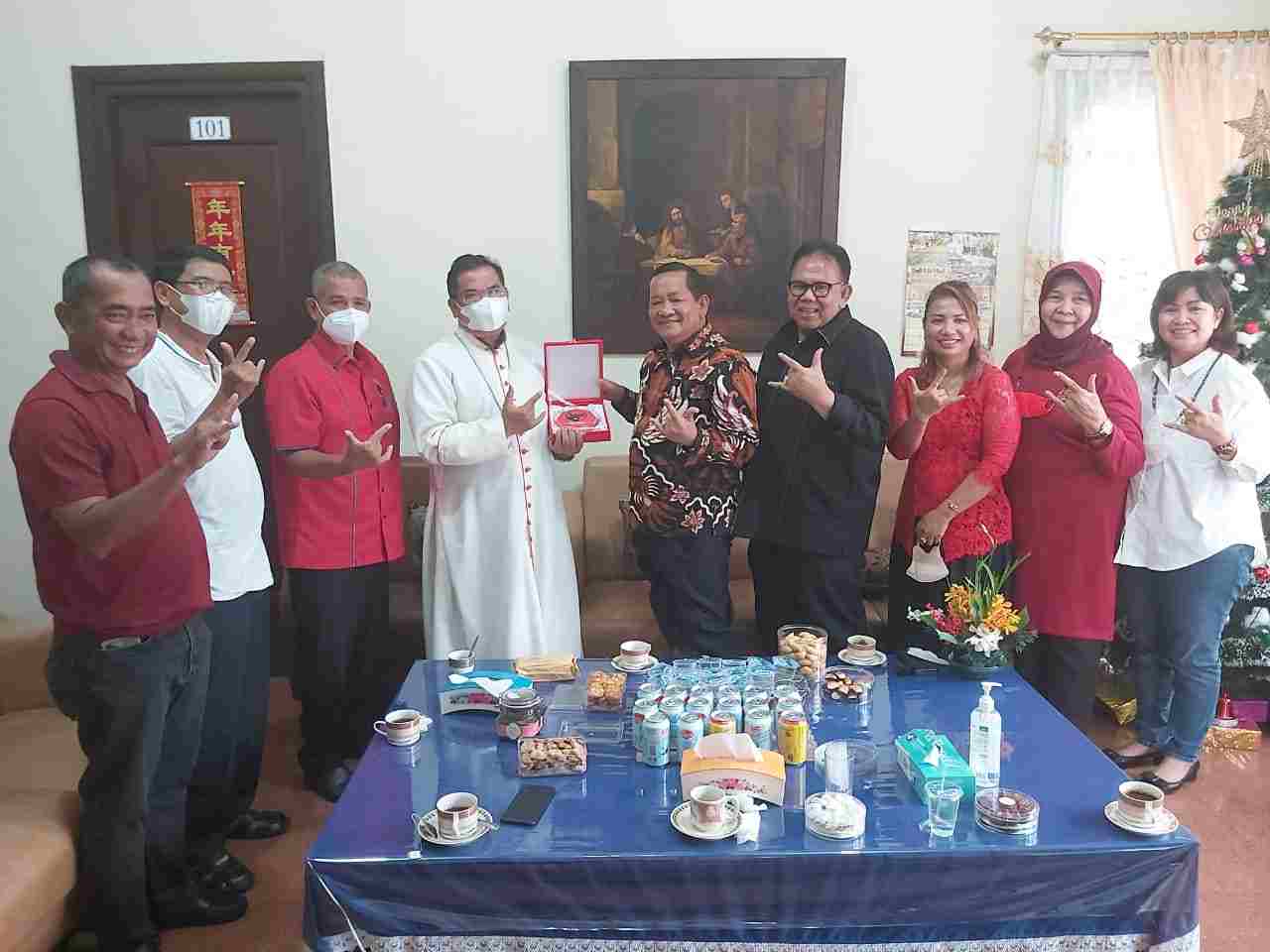 Safari Natal, Ketua DPD PDI Perjuangan Sumut Kunjungi Keuskupan Medan