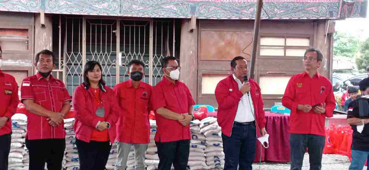 PDI Perjuangan Bagikan 500 Paket Sembako, 350 Paket Seragam Sekolah di Toba