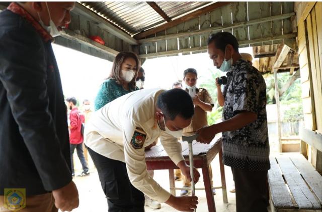 Bagikan Kursi Roda di Pagindar, Bupati : Semua Orang Berhak Untuk Hidup Layak