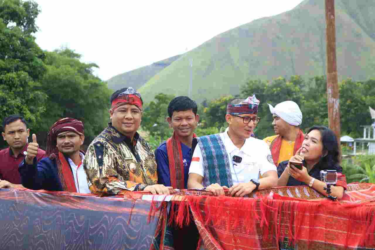 Bupati Samosir Dampingi Kunjungan Kerja Menparekraf ke Desa Hariara Pohan