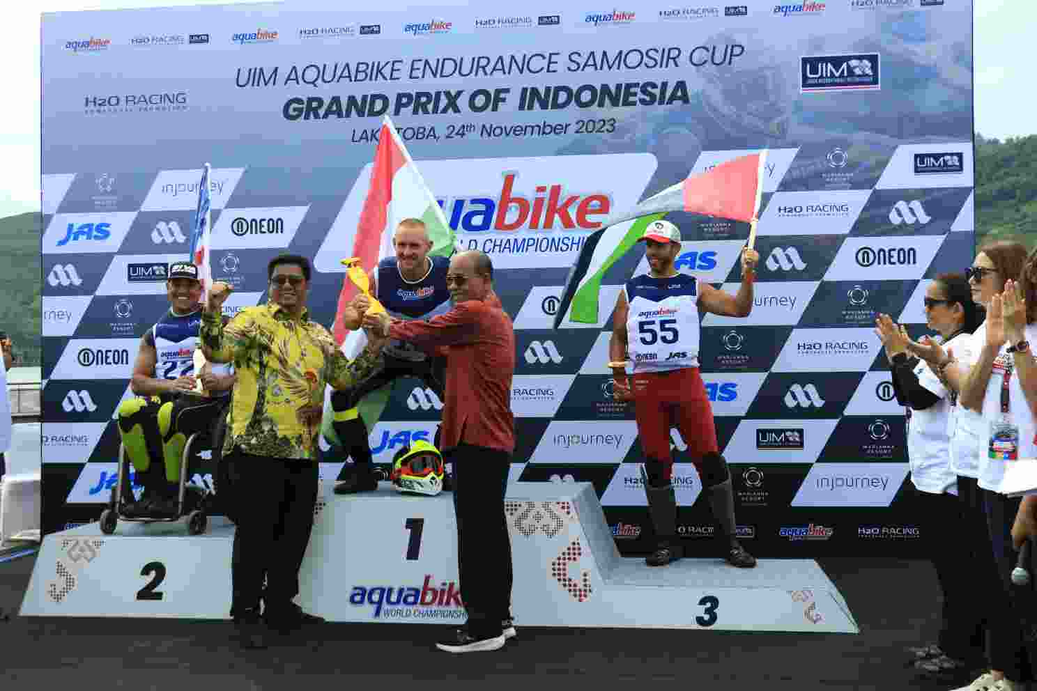 Bupati dan Wabup Samosir Berikan Hadiah Juara Aquabike World Championship 2023