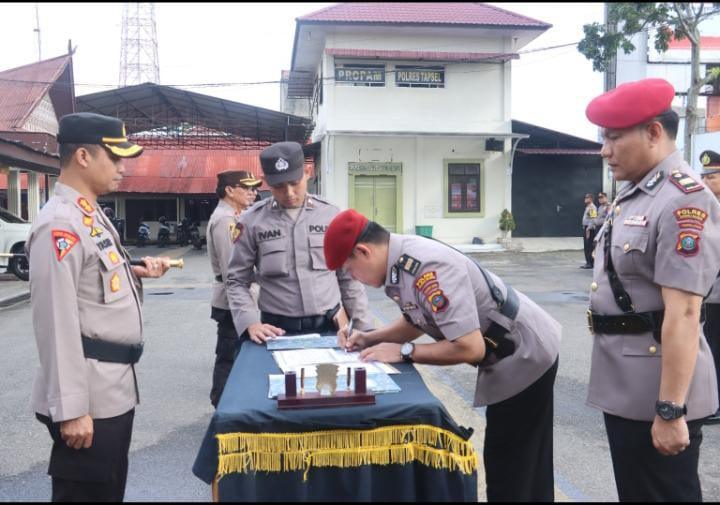 Kapolres Tapsel, AKBP Yasir Ahmadi Pimpin Upacara Sertijab Dua Kapolsek dan Tiga Kasat