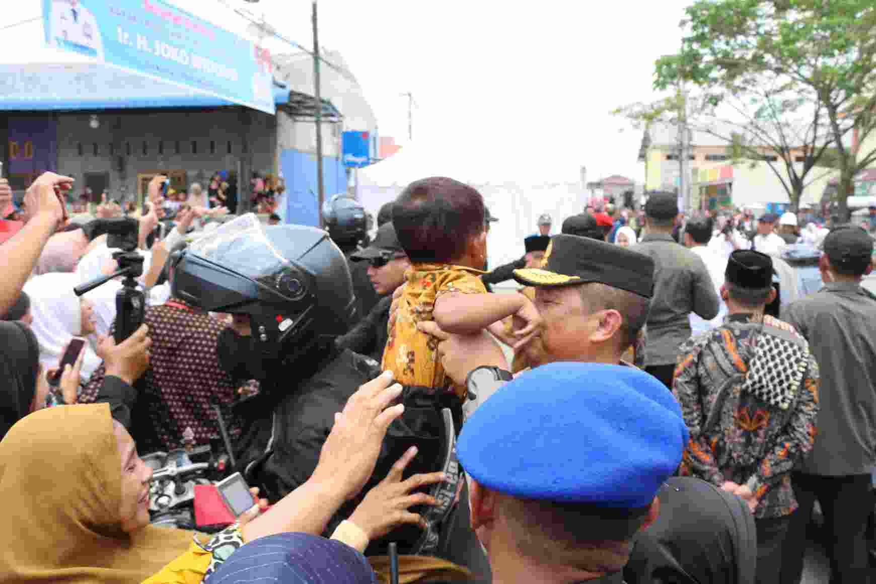Kapolda Sumut Gendong Anak Antusias Bertemu Presiden Jokowi