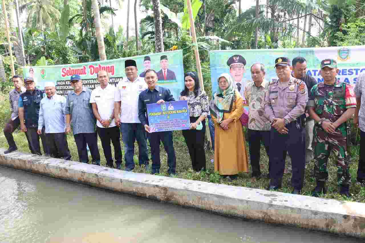 Bupati Tapsel Bersama Masyarakat Muara Purba dan Sori Manaon Tebar Benih Ikan Nila