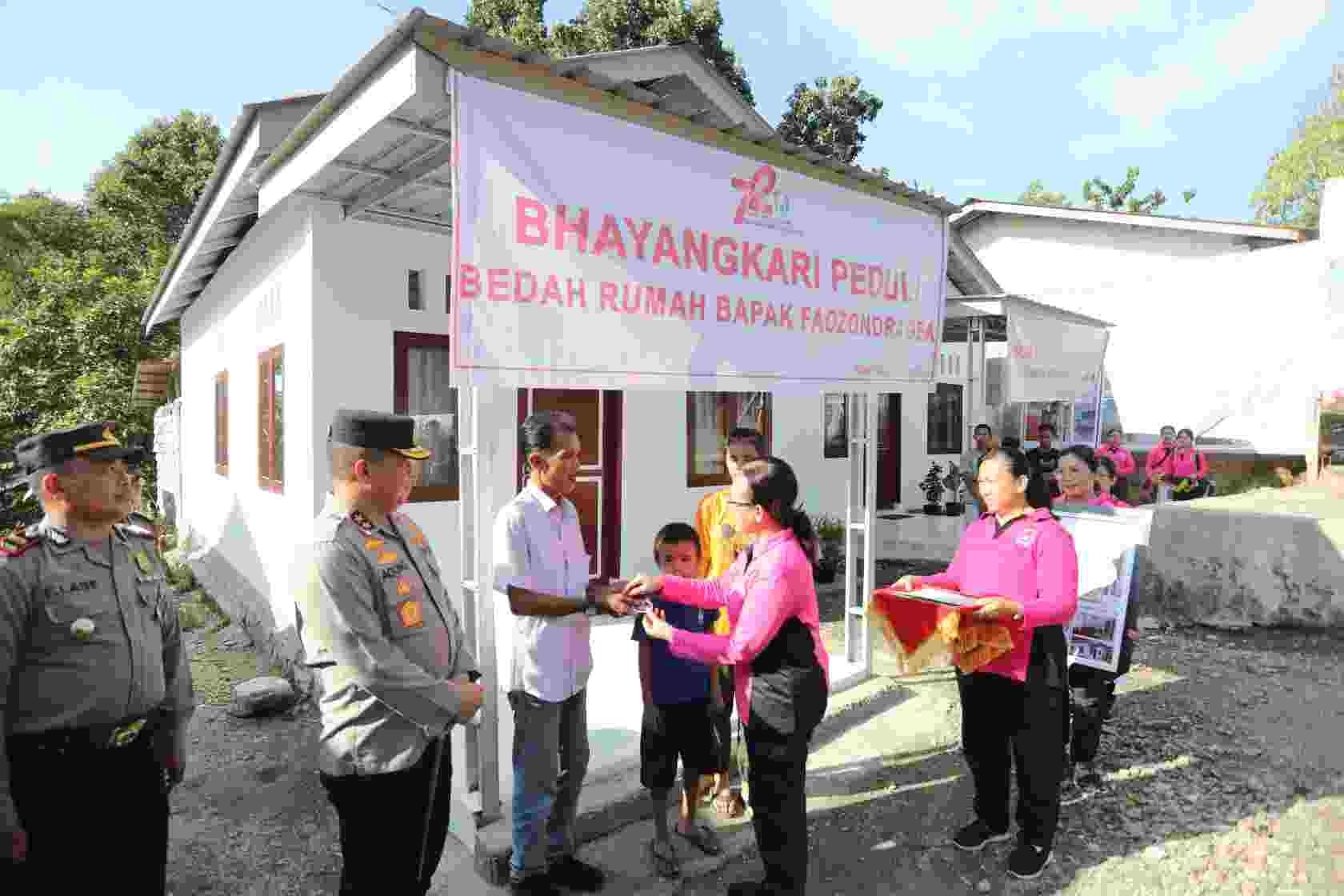 Ketua Umum Bhayangkari Bedah Rumah dan Gereja di Nias Utara