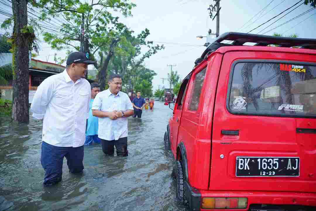 Didampingi Pj Sekda, Bobby Nasution Terobos Banjir Lihat Langsung Kondisi Warga