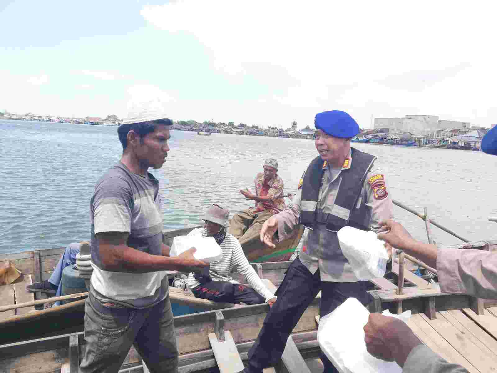 Jumat Berkah, Sat Pol Airud Tes Tes Langkat Bagikan Nasi Kotak ke Masyarakat Pesisir