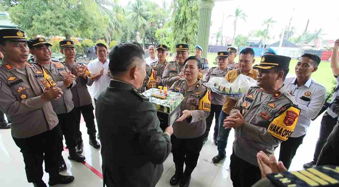 Beri Kejutan HUT TNI, Kapolres Serdang Bedagai Kunjungi Kodim 0204/DS