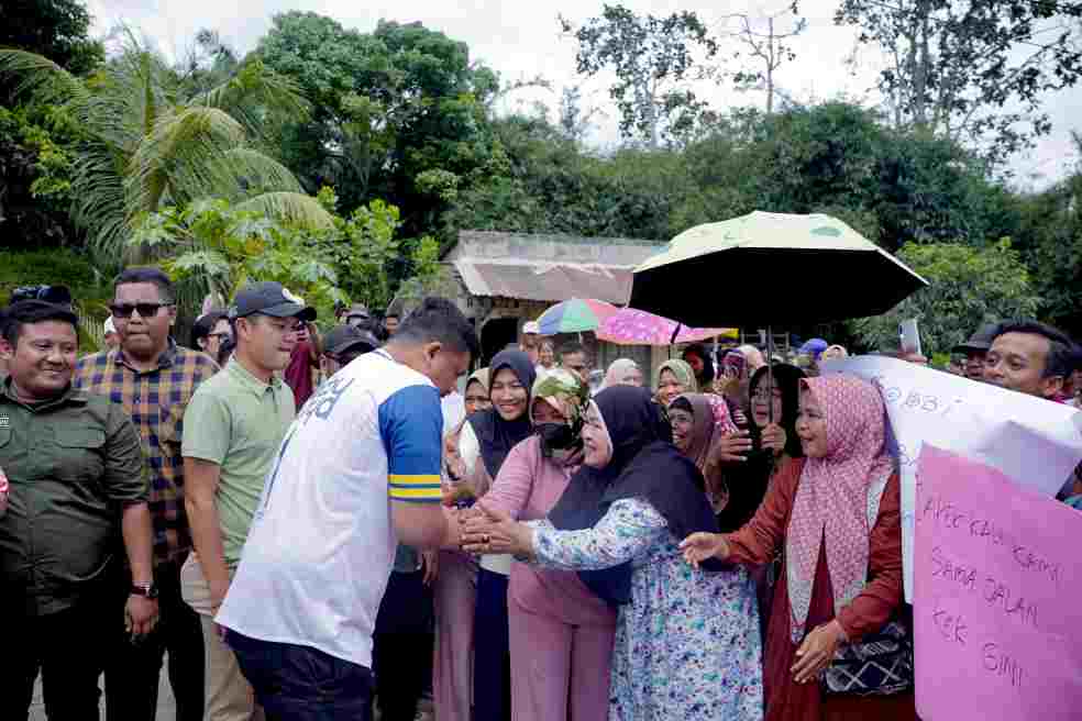 Melintas di Simalungun, Bobby Nasution Dicegat Warga, Sampaikan Keluhan Jalan Rusak