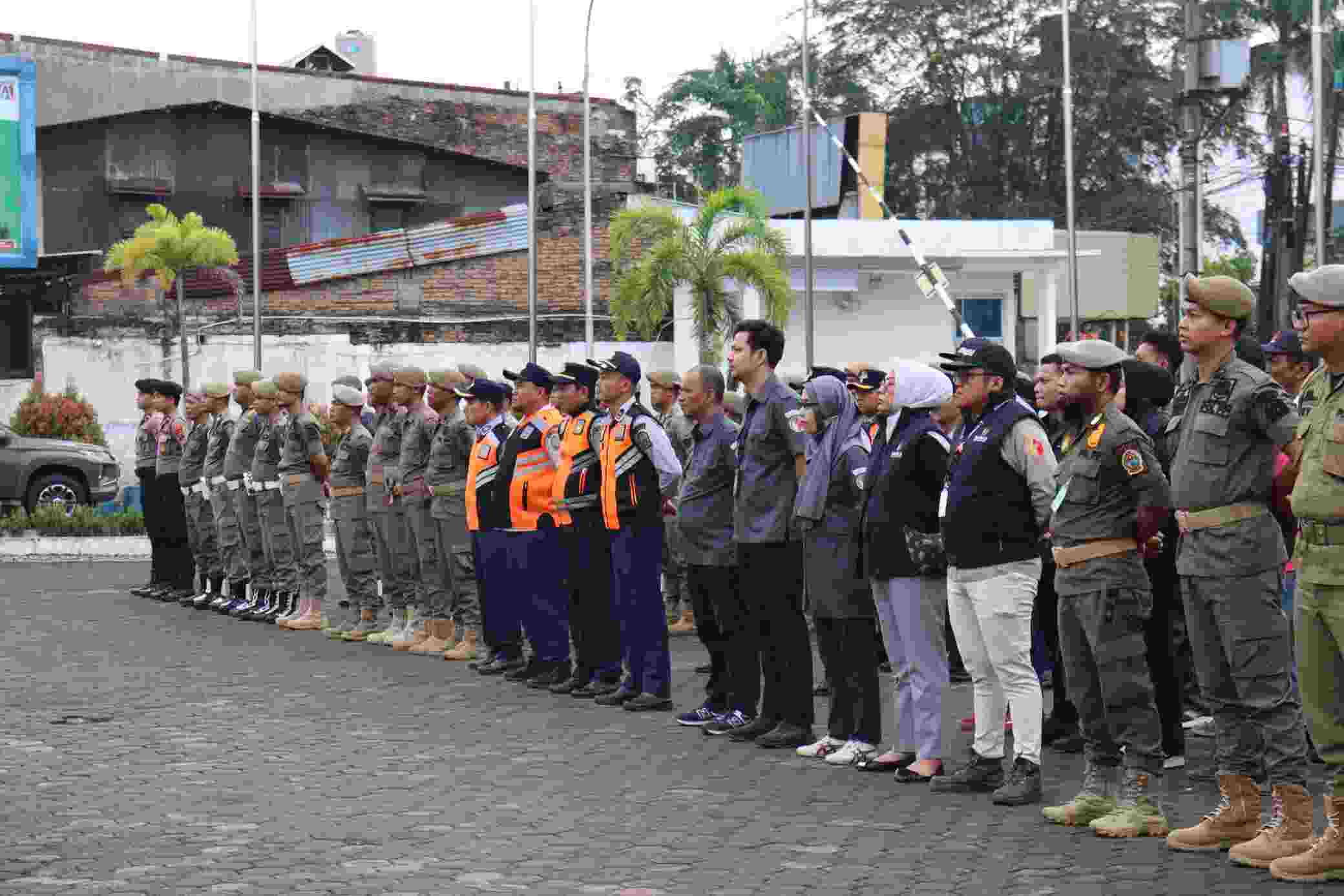 Masa Tenang, Bawaslu Sumut dan Stakeholder Bersihkan APK Pilkada Serentak 2024