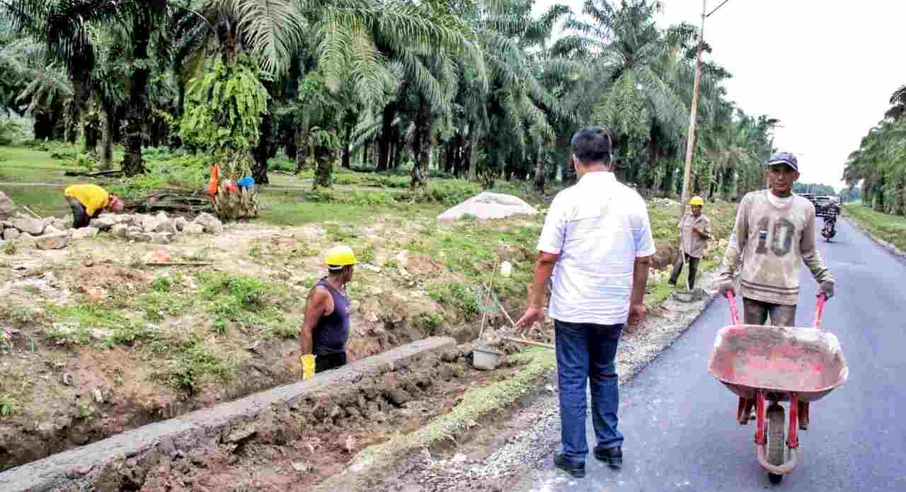 Bupati Radiapoh Tinjau Perbaikan Jalan Penghubung Jawa Maraja Bah Jambi-Simpang Nagojor