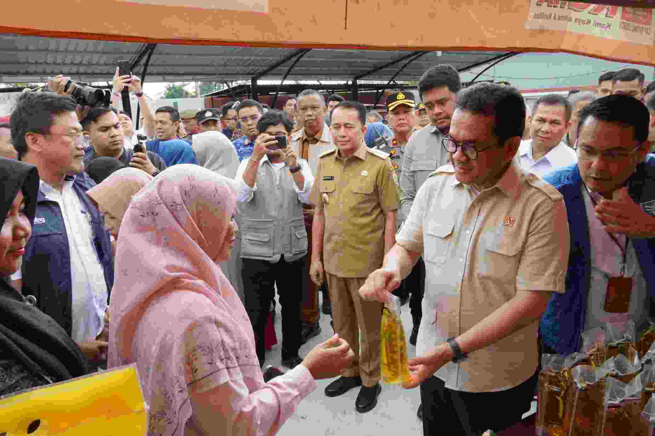 Wali Kota Medan Dampingi Menteri Perdagangan Tinjau Bapok di Pasar Sukaramai