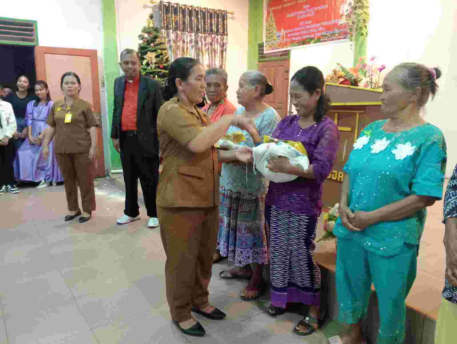 Momen Perayaan Natal, Paud Tabita Maranata Berikan Bingkisan kepada Lansia