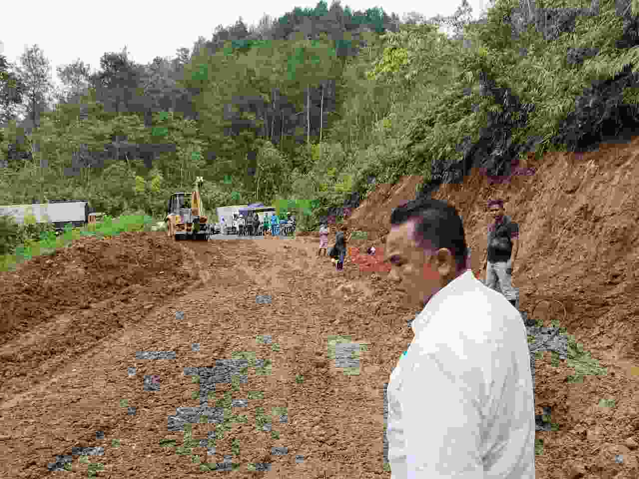 Gerak Cepat, 3 Unit Alat Berat Dinas PUPR Tangani Longsor di Kecamatan Silaen