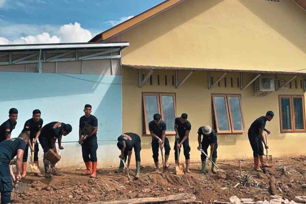 Dari Selokan Hingga Air Bersih, Brimob Batalyon A Pelopor Bantu Warga Pulihkan Aktivitas
