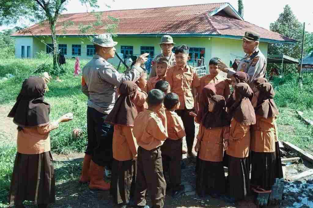 Kunjungan Polri ke Madrasah Sipirok, Cek Fasilitas Pengungsian dan Beri Motivasi Pelajar