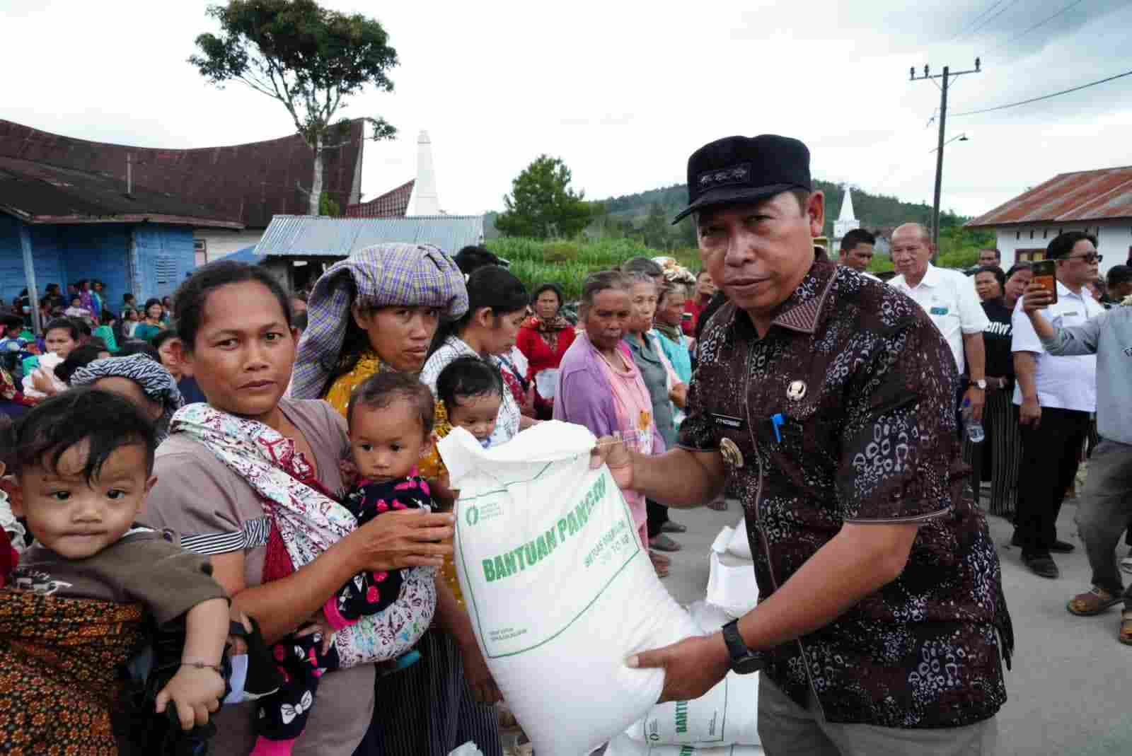 Bupati Taput Salurkan Bantuan Pangan ke Ribuan Keluarga di Sipoholon