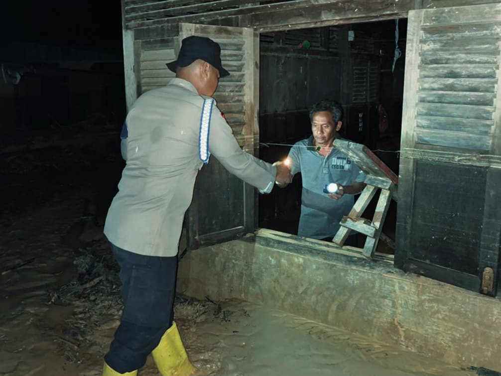Sigap Sebelum Banjir Susulan Datang, Polda Sumut Evakuasi Warga di Tapteng