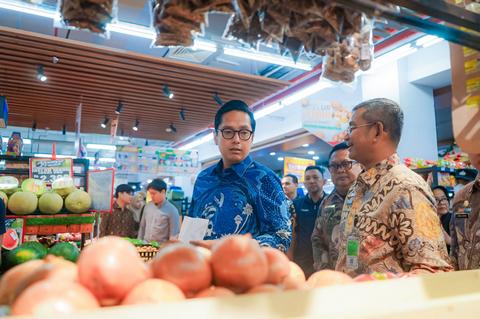 Sidak Pasar Jelang Natal dan Tahun Baru, Rico Waas Temukan Produk Kadaluwarsa di Supermarket Medan