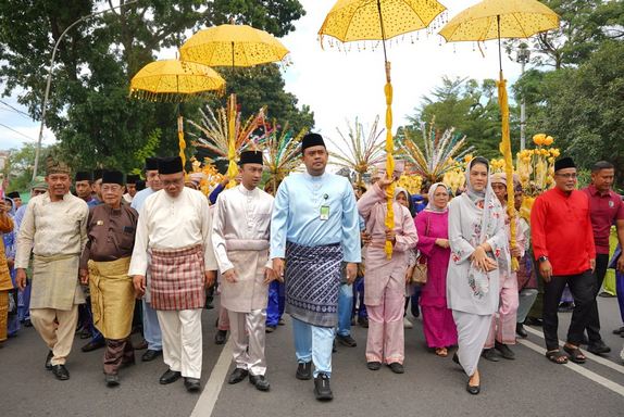 Drumband Islami dan Parade Bunga Bale Meriahkan Peringatan Maulid Nabi Muhammad SAW yang Digelar Pem