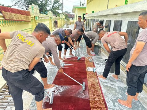 Brimob Polda Sumut dan Polres Langkat Bersihkan Masjid Pascabanjir, Salurkan Bantuan