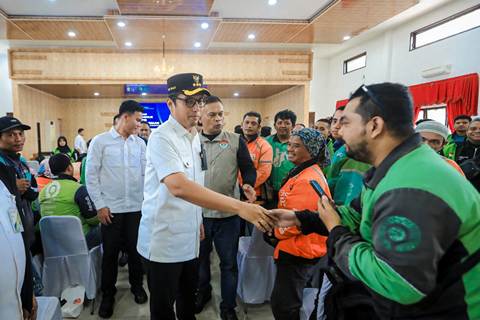 Rico Waas Serahkan Kartu BPJS Ketenagakerjaan untuk Ribuan Driver di Medan