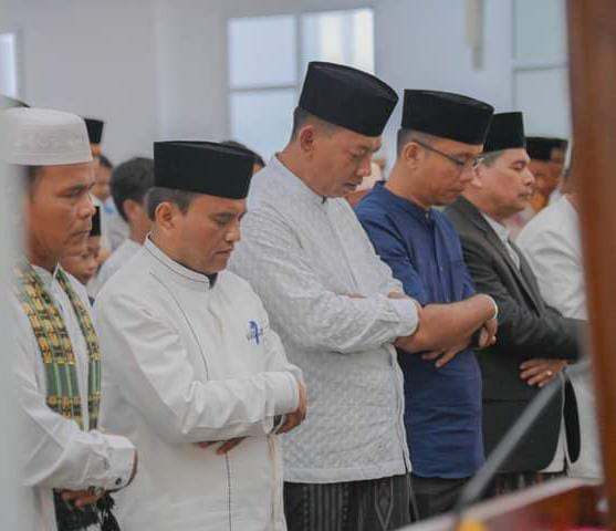 Pj. Walikota Padangsidimpuan Sholat Idul Fitri di Masjid Agung Al-Abror