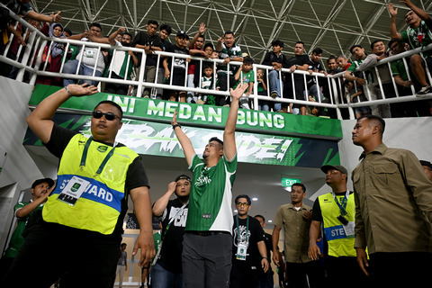PSMS_vs_Garuda_Yaksa_-Gubernur_Tenangkan_Suporter.jpg