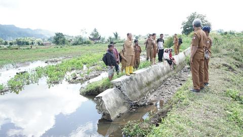 Tanggapi Informasi Warga, Wabup Toba Perintahkan PUTR Turunkan Alat Berat Atasi Irigasi Jebol
