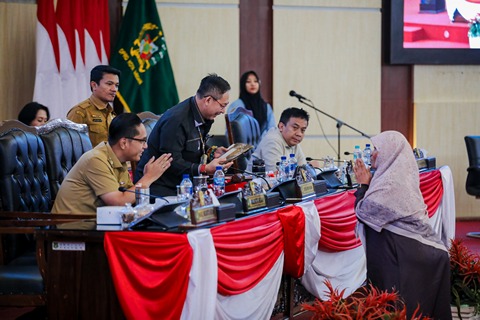 Rico Waas Hadiri Paripurna DPRD: Perda Penanggulangan Kemiskinan Direvisi