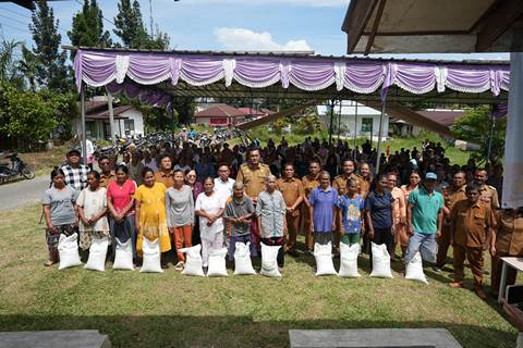 Bupati Toba Launching Bantuan Beras Tahap III, 24.713 KK Jadi Penerima
