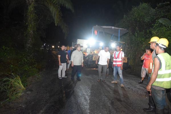 Bupati Tapsel Tinjau Pengaspalan Jalan di Angkola Selatan, Warga Sambut Antusias